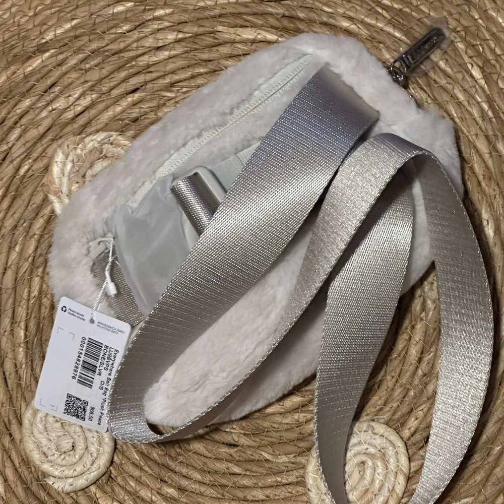 NWT Lululemon Everywhere belt bag plush fleece - Picture 3 of 4